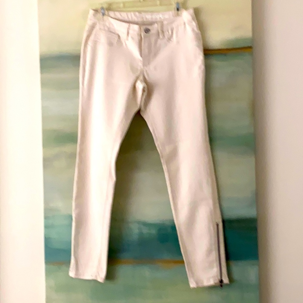 Tommy girl fitted jean w/great stretch zipper adorned ankles.like new condition